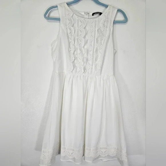 Doe & Rae A-line dress with lace‎ detail - Picture 1 of 6